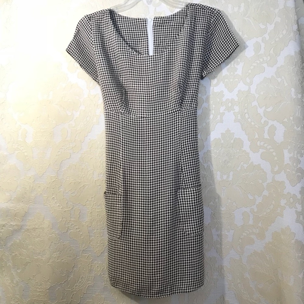 Cute dress with side pockets